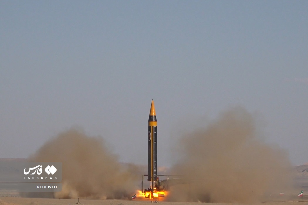 رونمایی از موشک جدید ایران (+عکس) رونمایی از موشک جدید ایران (+عکس)