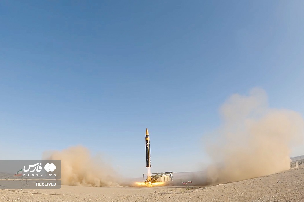 رونمایی از موشک جدید ایران (+عکس) رونمایی از موشک جدید ایران (+عکس)