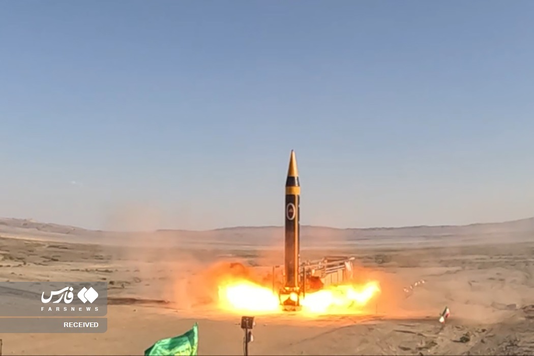 رونمایی از موشک جدید ایران (+عکس) رونمایی از موشک جدید ایران (+عکس)