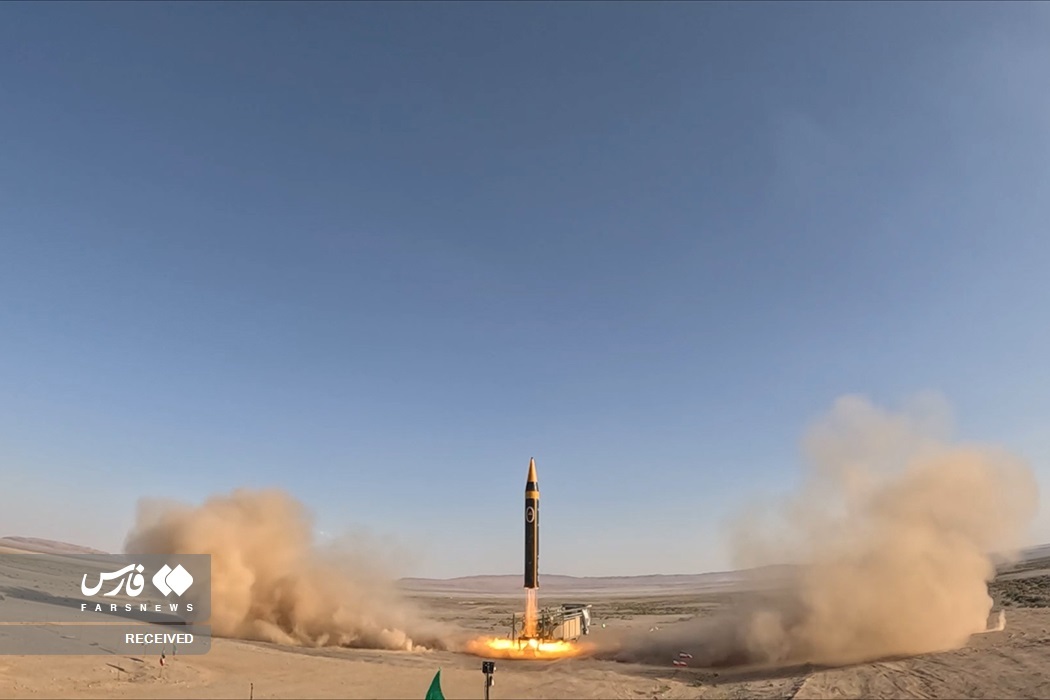 رونمایی از موشک جدید ایران (+عکس) رونمایی از موشک جدید ایران (+عکس)