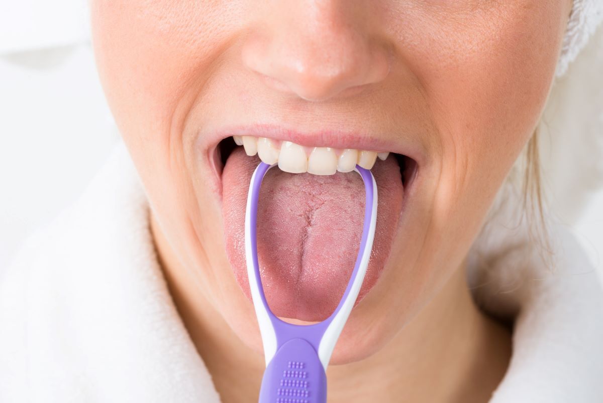 آیا برداشتن لایه روی زبان مفید است؟