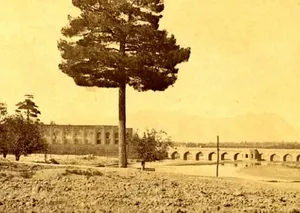منظرۀ «عمارت هفت دست» در اصفهان در دوران قاجار(عکس)