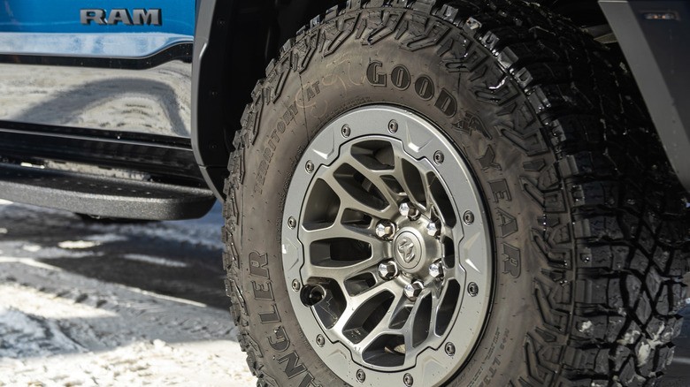 لاستیکهای AT (All-Terrain): همهکاره برای جاده و آفرود لاستیکهای AT (All-Terrain): همهکاره برای جاده و آفرود