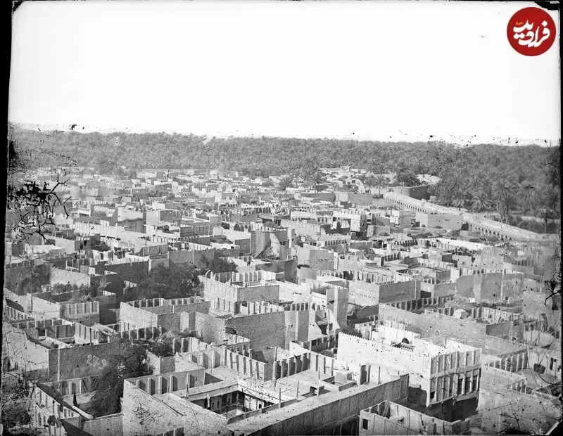 عکسی مربوط به دوران قاجار را ملاحظه می‌کنید که چشم‌انداز شهر بغداد و نخلستان‌های اطراف آن را به تصویر کشیده است.