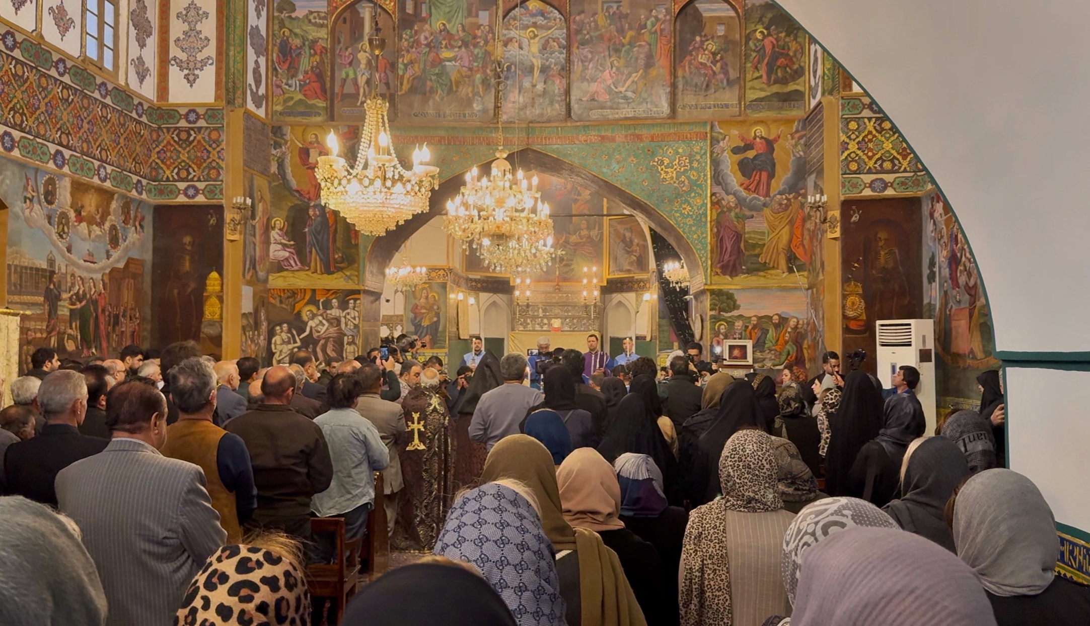 تشییع پیکر شهید ارمنی در کلیسای 400 ساله اصفهان تشییع پیکر شهید ارمنی در کلیسای 400 ساله اصفهان