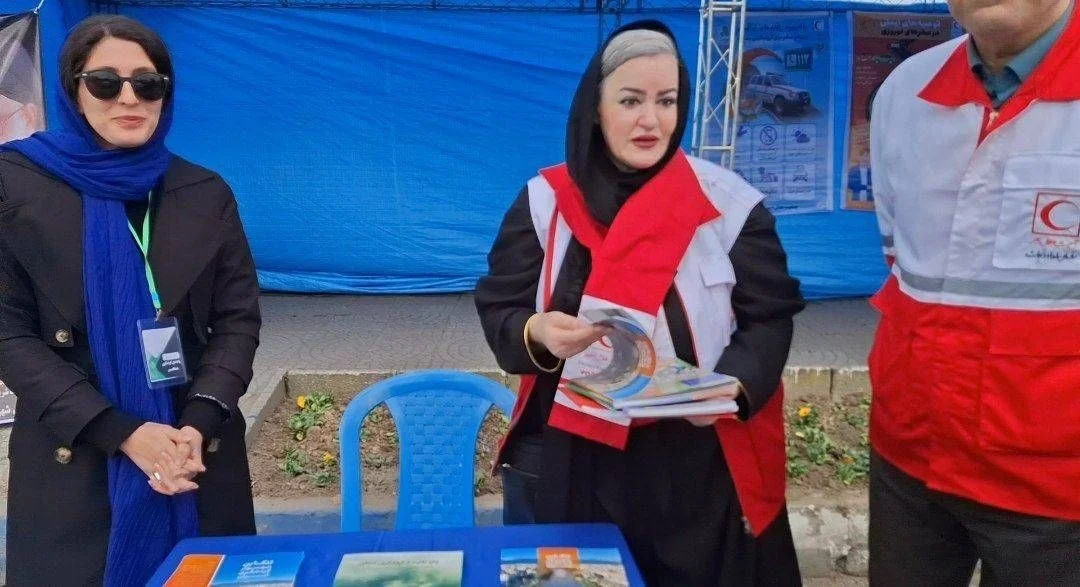 عکس های دیده نشده از نعیمه نظام دوست در جمع نیروهای هلال احمر