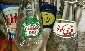 سرباز ارتش در حال نوشابه خوردن در فرودگاه قلعه مرغی؛ سال 41(عکس)
