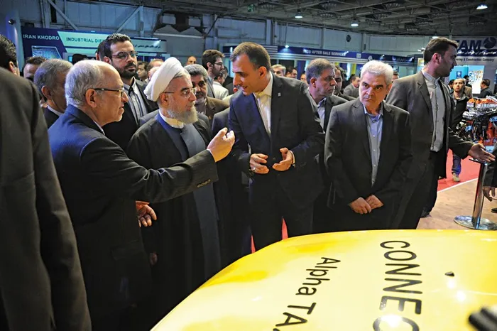 بازدید دکتر روحانی  ریاست جمهوری از غرفه ایران خودرو