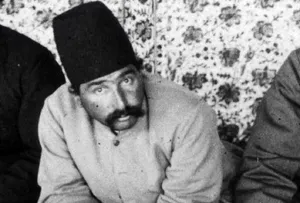 جلال‌الملک، حبیب‌الله خان و دیگران در حال «بادمجان پوست کندن»؛ 135 سال قبل(عکس)