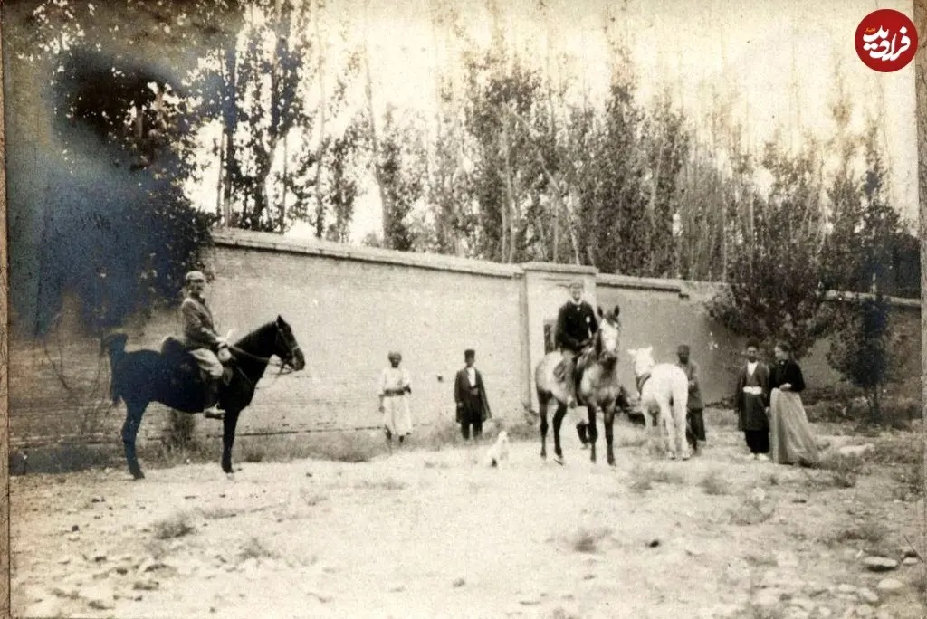 اروپایی‌ها سوار بر اسب در کنار دیوار یک باغ در شیراز؛ 121 سال قبل