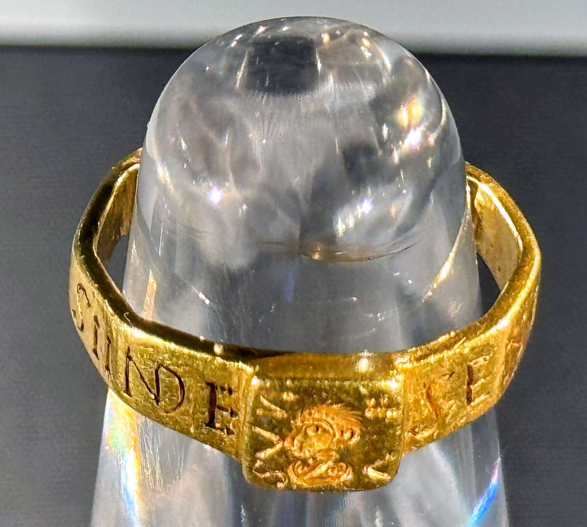 انگشتر واین؛ گفته میشود الهامبخش آن انگشترِ معروفِ دیگر بوده است. انگشتر واین؛ گفته میشود الهامبخش آن انگشترِ معروفِ دیگر بوده است.