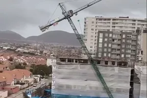 لحظه هولناک سقوط جرثقیل غول‌پیکر در شیلی