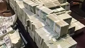 عراق؛ دستگیری 47 مقام فعلی و سابق / کشف انبوه دلار در خانه نمایندگان مجلس (+عکس)