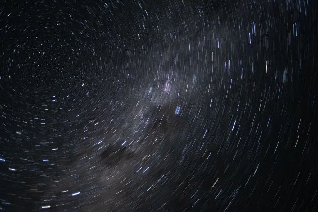 این یک تصویربرداری ۶ ثانیهای از ستارگان از منظر پنجره کپسول فضایی است. این یک تصویربرداری ۶ ثانیهای از ستارگان از منظر پنجره کپسول فضایی است.