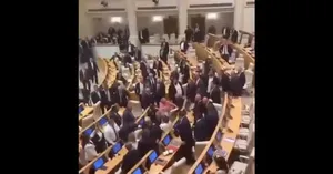 جنجال در پارلمان گرجستان/درگیری فیزیکی نمایندگان حاکم و مخالف