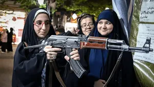 آموزش کار با سلاح در میدان انقلاب زنجان (عکس)