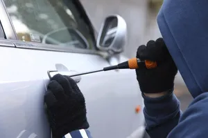 سرقت مزدا۳ کنار استادیوم آزادی در کمتر از یک دقیقه (فیلم)