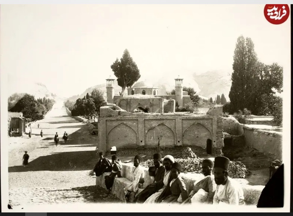 منظرۀ یکی از خیابان‌های حومۀ شیراز در دوران قاجار