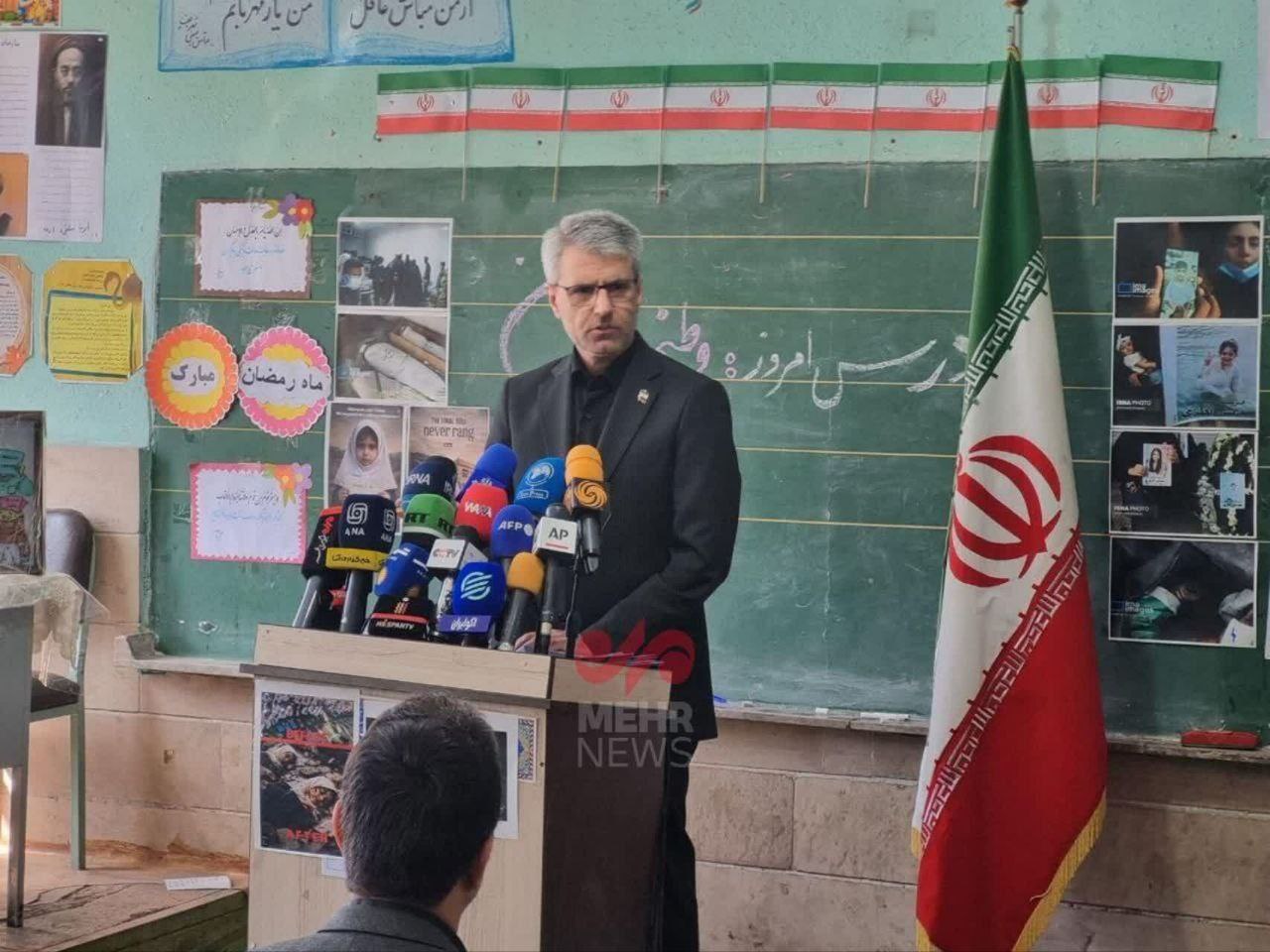 نشست خبری سخنگوی وزارت خارجه در مدرسه‌ای آسیب‌دیده در تهران
