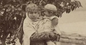 عکس یادگاری یک خانوادۀ زرتشتی در حیاط خانه‌شان؛ 140 سال قبل