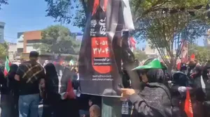 جمعیت حاضر در خیابان امام رضا در انتظار تشییع تاریخی رهبر شهید