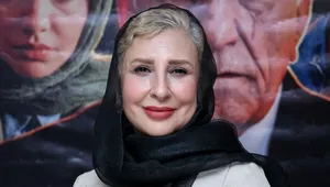 مرجانه گلچین با کت‌وشلوار کرم در پردیس کوروش (+عکس)