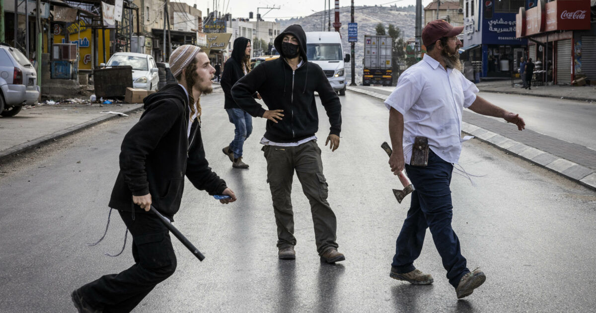 برخی شهرک نشینان اسرائیلی در حملات علیه فلسطینی ها شرکت می کنند تا آنها را وادار به ترک خانه و روستای خود کنند