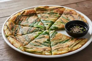 پنکیک پیازچه کره‌ای (پاجئون) ؛ یک میان‌وعده سالم و سریع