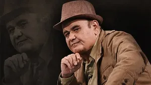 ورود پیکر زنده‌یاد اکبر عبدی به تالار وحدت