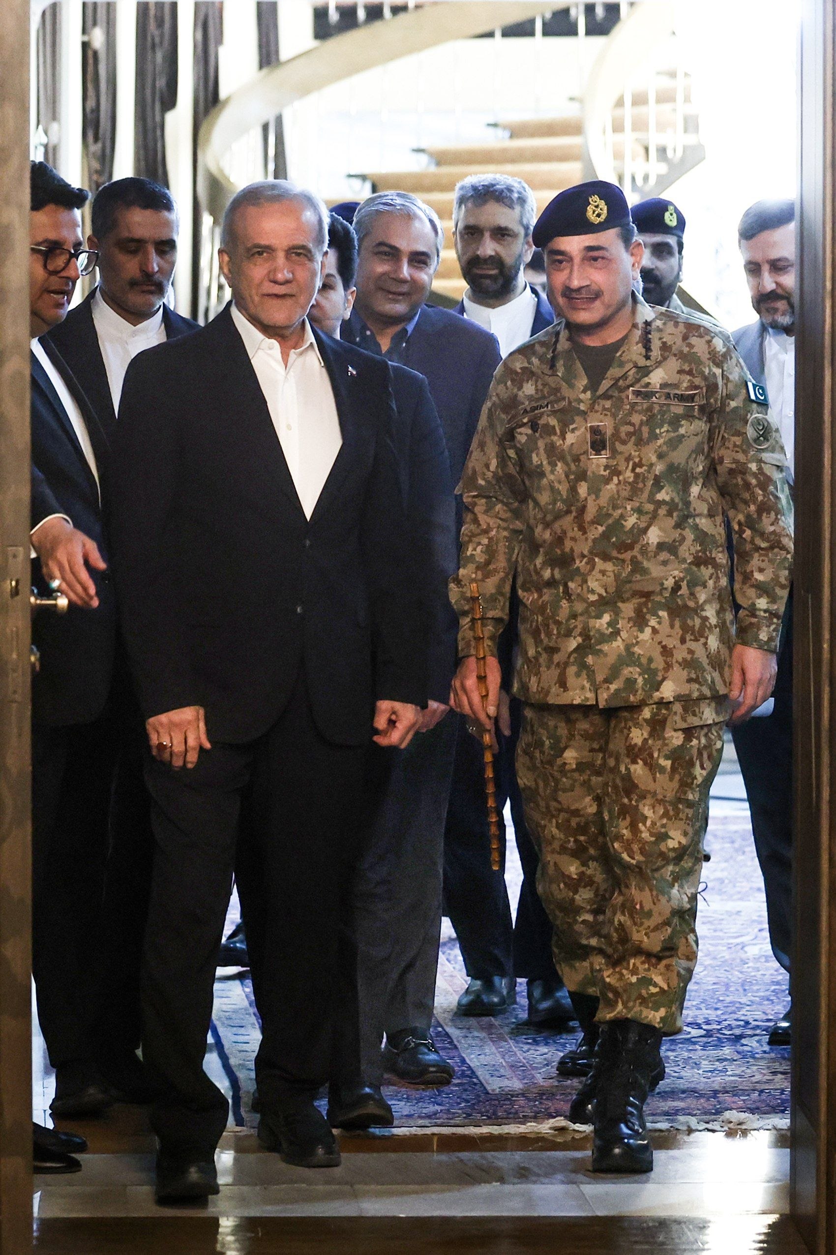 دیدار عاصم منیر با پزشکیان پزشکیان: در دیدار فرمانده ارتش پاکستان: ایران بهدنبال صلح، ثبات و روابط برادرانه در منطقه است