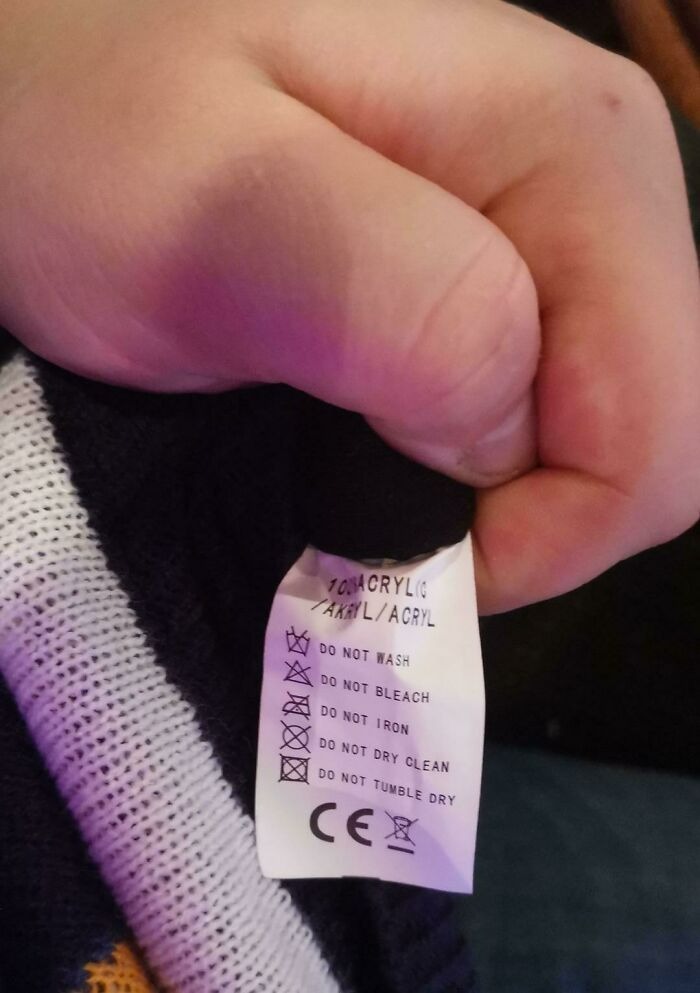 کلا هیج کاری با این لباس نکنید! کلا هیج کاری با این لباس نکنید!