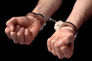 کلاهبرداری از افراد مسن در مراکز درمانی و شلوغ
