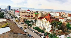 تصویری از یک خیابان در شهر «بابل» در دوران قاجار