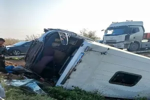 واژگونی عجیب کامیون حامل ۲۰ تن بار در کمربندی سمیرم
