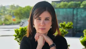 سارا بهرامی با استایلی شیک و کلاسیک در پشت صحنه «تجربه» (+عکس)