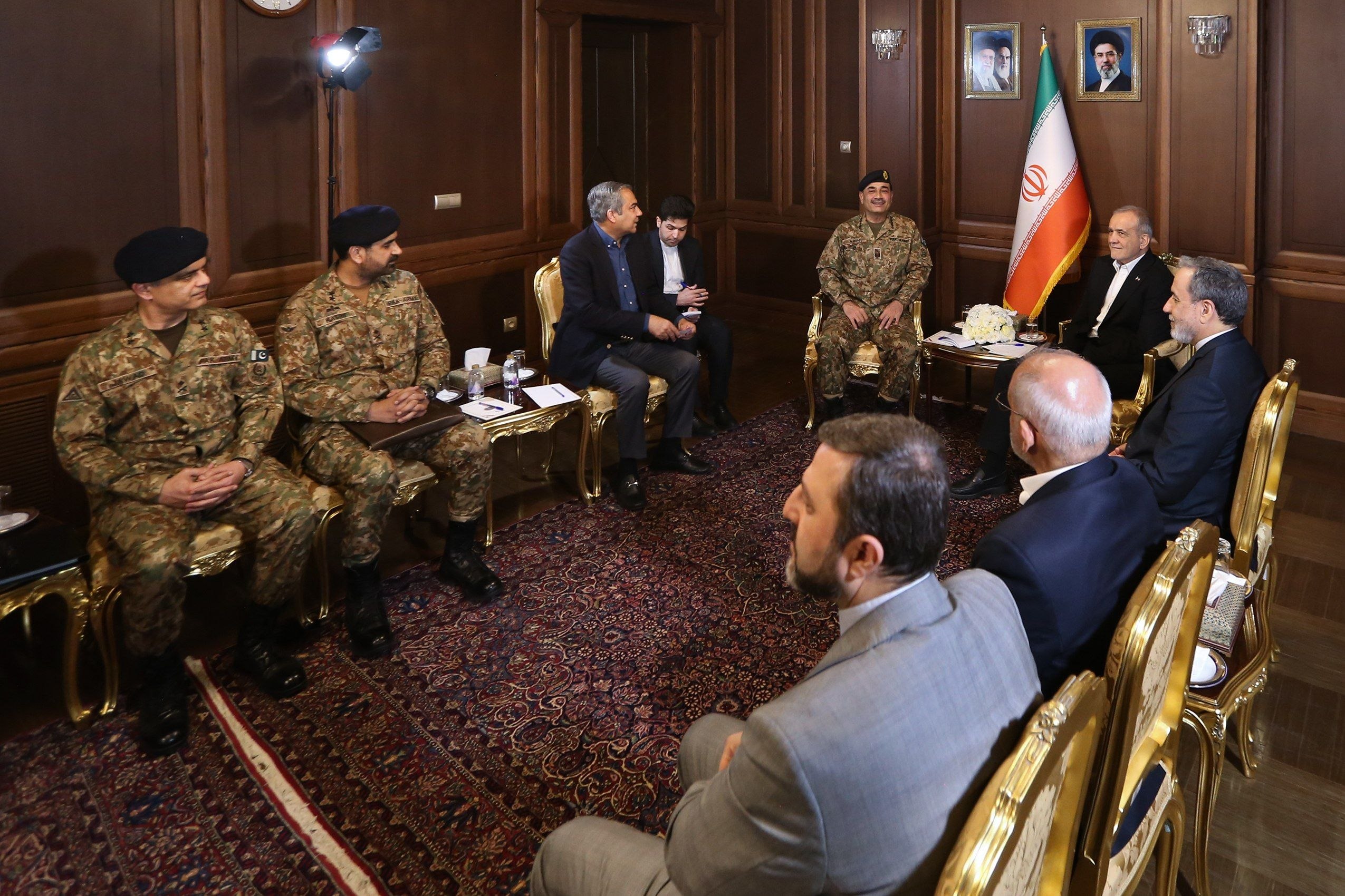 دیدار عاصم منیر با پزشکیان پزشکیان: در دیدار فرمانده ارتش پاکستان: ایران بهدنبال صلح، ثبات و روابط برادرانه در منطقه است