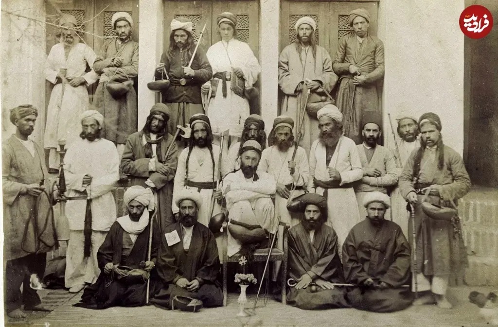 عکس دسته‌جمعی «درویش‌ها» در حیاط یک خانه؛ 130 سال قبل