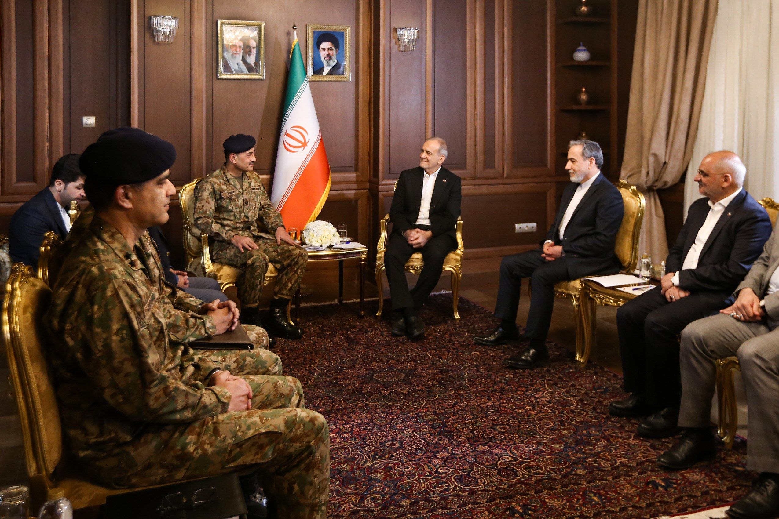 دیدار عاصم منیر با پزشکیان پزشکیان: در دیدار فرمانده ارتش پاکستان: ایران بهدنبال صلح، ثبات و روابط برادرانه در منطقه است