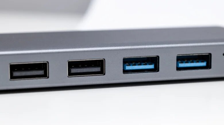 علامت D کنار پورت USB علامت D کنار پورت USB