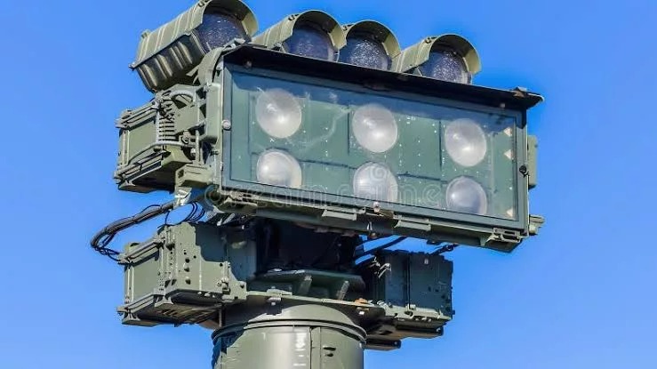 واژه رادار (RADAR) مخفف عبارت «Radio Detection and Ranging» (تشخیص و فاصلهیابی رادیویی) است. ایده اصلی رادار بسیار ساده اما از نظر فیزیکی فوقالعاده درخشان است: ارسال امواج الکترومغناطیسی، برخورد آنها به یک شیء و دریافت امواج بازتابیده شده. واژه رادار (RADAR) مخفف عبارت «Radio Detection and Ranging» (تشخیص و فاصلهیابی رادیویی) است. ایده اصلی رادار بسیار ساده اما از نظر فیزیکی فوقالعاده درخشان است: ارسال امواج الکترومغناطیسی، برخورد آنها به یک شیء و دریافت امواج بازتابیده شده.