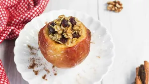 طرز تهیه دسر سیب شکم پر