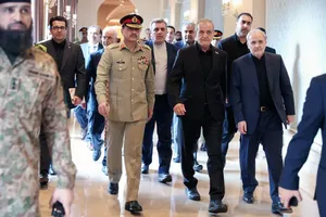 دیدار و گفت و گوی پزشکیان با فرمانده ارتش پاکستان
