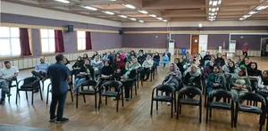 جلسه اولیا و مربیان، صحنه‌ای که فراموش می‌شود: چرا گفت‌وگوی والدین و معلمان، بیش از یک گزارش تحصیلی است؟