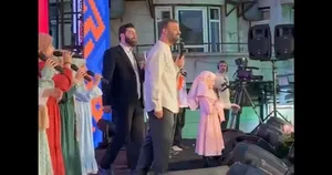 مداحی به زبان چینی در میدان انقلاب!