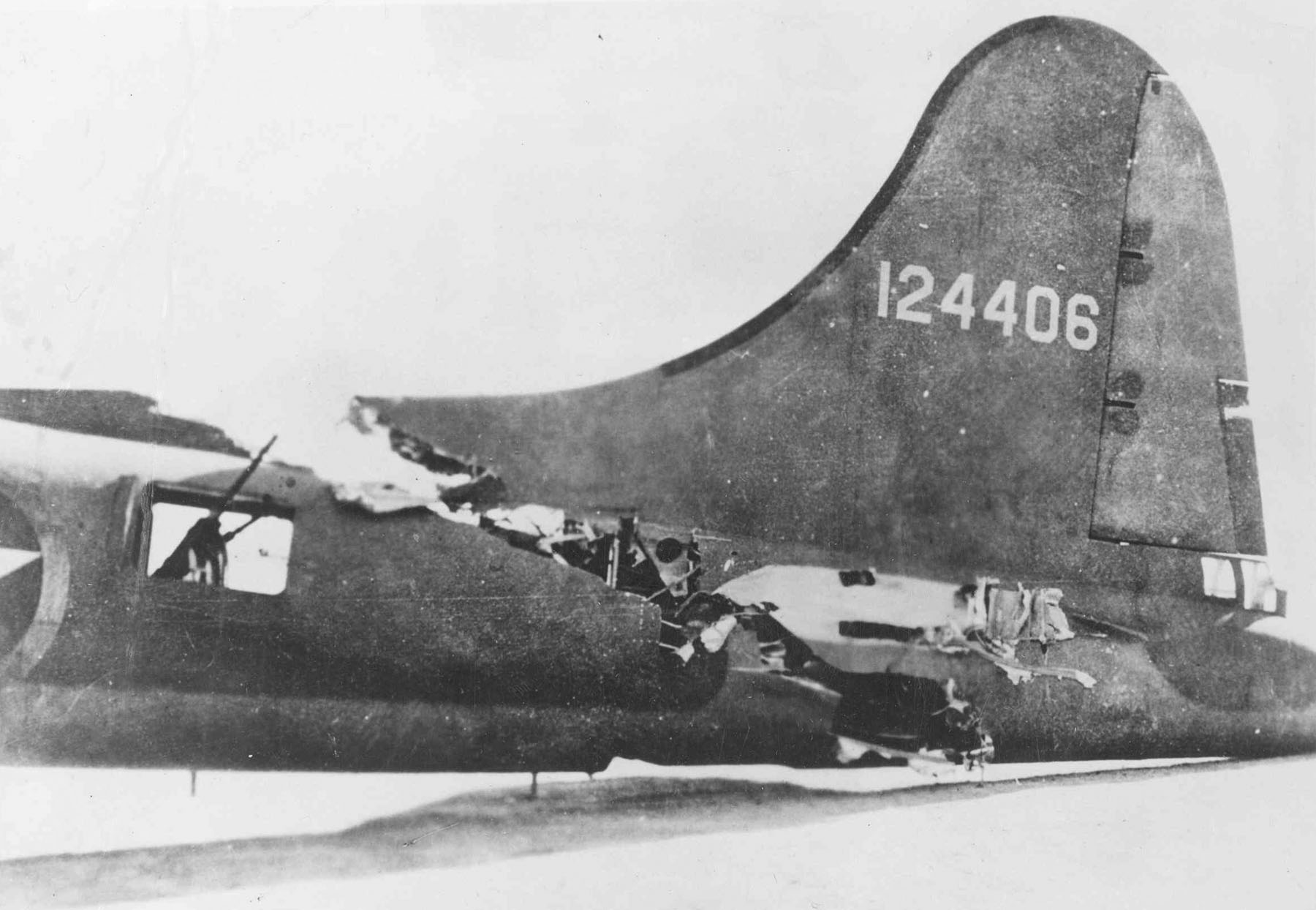 بمب افکن بوئینگ B-17F آسیب دیده بمب افکن بوئینگ B-17F آسیب دیده