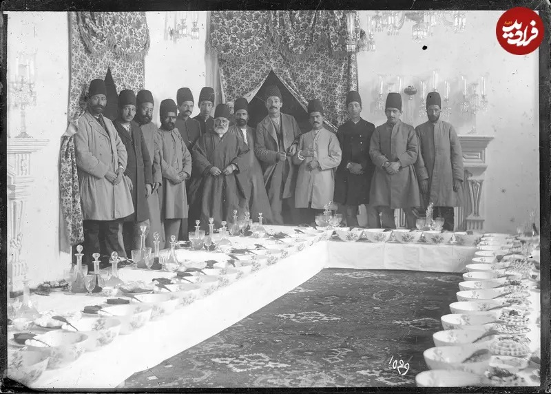 مردان قاجاری در کنار سفرۀ سلطنتی در دوران ناصرالدین شاه
