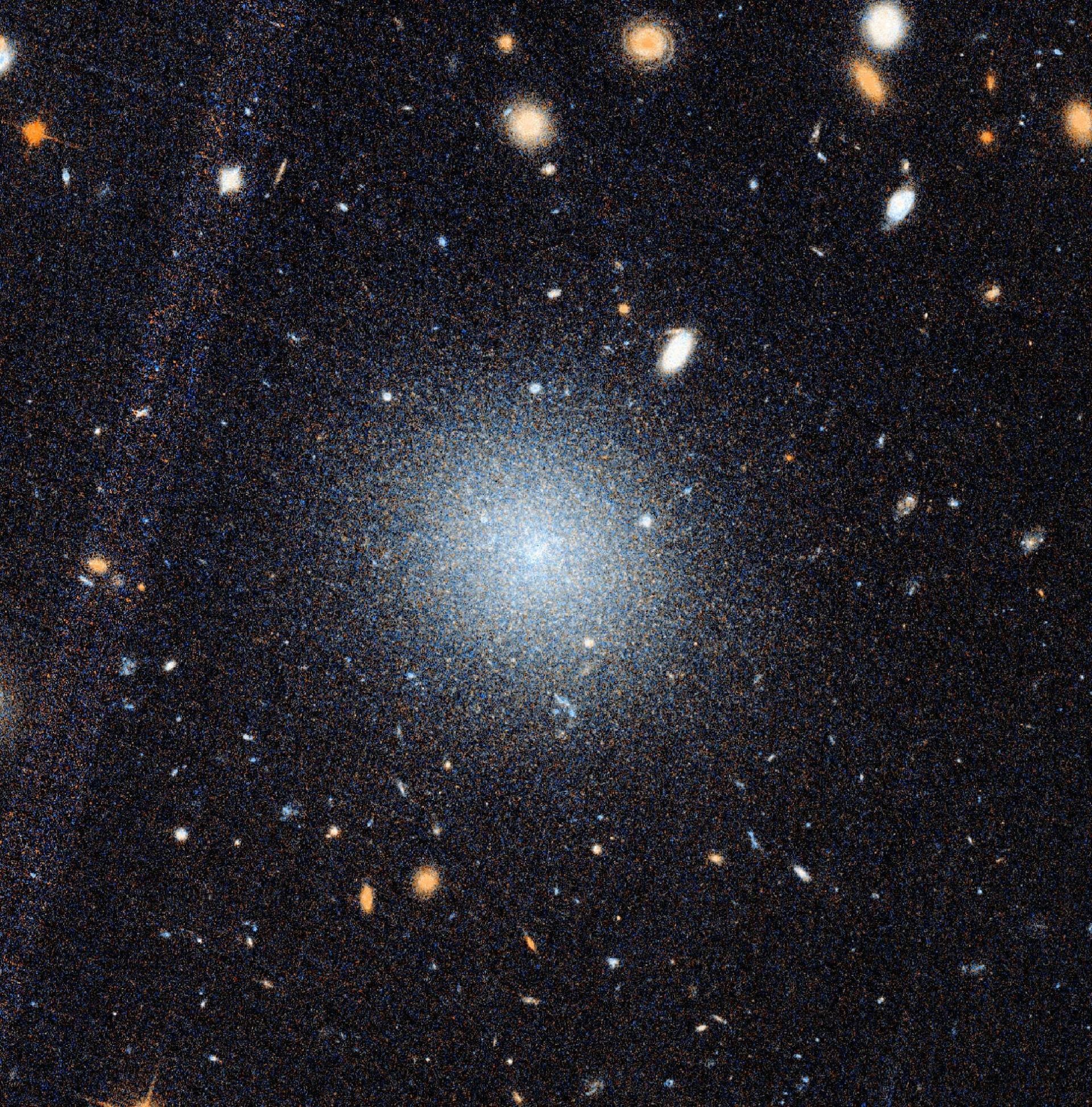 کهکشان NGC 1052-DF9، سومین کهکشانی که حرکت ستارگان و اجرام آن را میتوان بدون نیاز به وجود ماده تاریک توضیح داد. کهکشان NGC 1052-DF9، سومین کهکشانی که حرکت ستارگان و اجرام آن را میتوان بدون نیاز به وجود ماده تاریک توضیح داد.