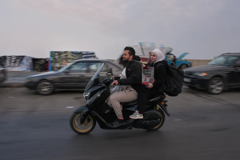 بازگشت آوارگان لبنانی بعد از اعلام آتش بس بازگشت آوارگان لبنانی بعد از اعلام آتش بس