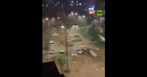 سرگردانی خودرو‌ها در سیل ویرانگر شمال شرقی چین