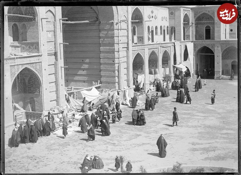 عکسی از محوطۀ مسجد سپهسالار را در دوران قاجار ملاحظه می‌کنید. بساط فروشندگان پارچه و زنانی که مشغول عبور یا خرید هستند